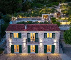 Omiš Borak városrészében tengerre néző ház várja új tulajdonosát Horvátországban