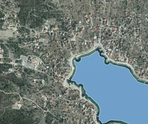 Vinišće, építési telek 1209 m2, tengerre néző kilátás, 300 m-re a strandtól