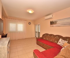 Edificio de seis apartamentos disponible en Vodice para la compra