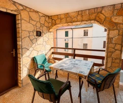 Krk, Baška, casa indipendente con due appartamenti e un ampio giardino