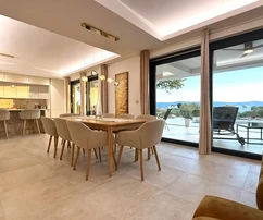 VILLA DI LUSSO CON PISCINA E GIARDINO, IN UNA ZONA TRANQUILLA!