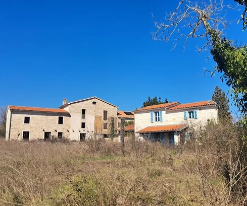 Brtonigla, Istria: Terreno de inversión con edificio