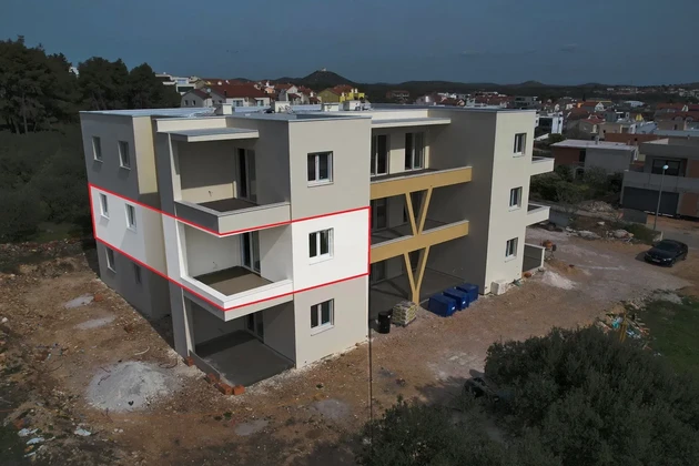 Vodice - S4 Wohnung im 1. Stock mit 88 m², Terrasse und Meerblick