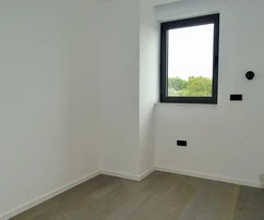 Apartamento de tres dormitorios con pozo y sótano en venta en Krk, Croacia