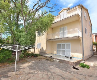 Casa con cinque appartamenti disponibile a Vodice per l'acquisto