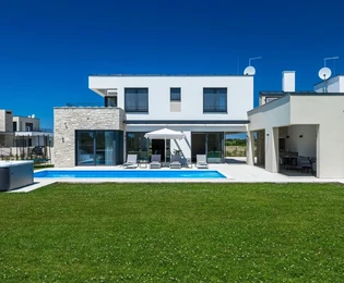 Elegantná vila s bazénom na predaj v Brtonigli v Chorvátsku