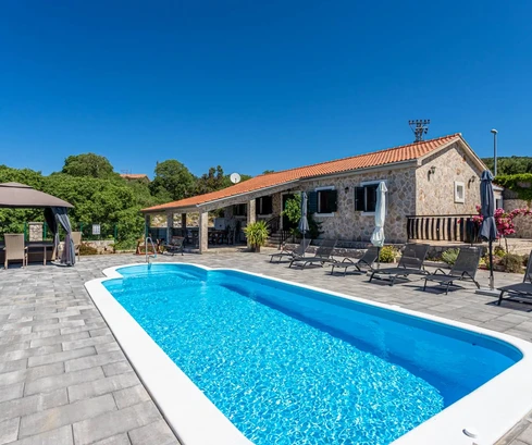 Villa de piedra con piscina en venta en Rogoznica, Croacia