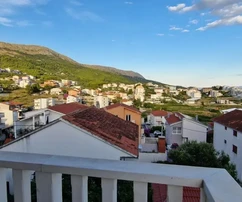 Подстрана, дом 340 м² с 3 жилыми единицами и гаражом, вид на море
