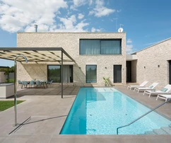 Istrien, Bale - eine Luxusvilla mit Außen- und Innenpool, Sauna und einem Baugrundstück