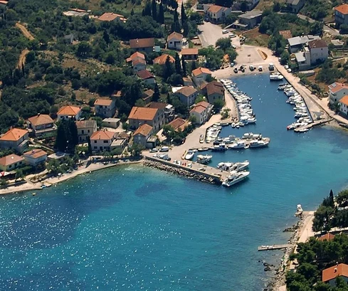 Attractive building land on the island of Žman, 70 m from the sea and beach