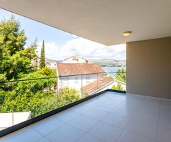 Appartement à vendre à Okrug, première rangée de la mer en Croatie