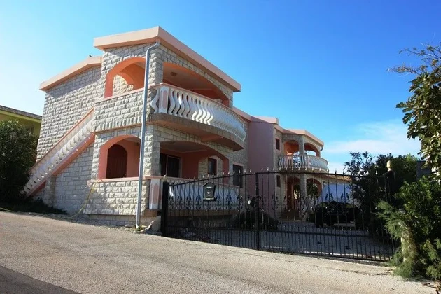 Apartment house with 4 residential units