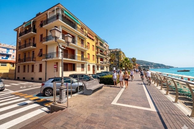 Beachfront: spacious four-bedroom flat with exclusive renovation plans