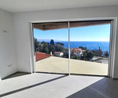 ATRATÍVNY APARTMÁN S PANORAMATICKÝM VÝHĽADOM NA MORE, 200 M OD PLÁŽE!