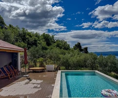 Omiš, Krilo Jesenice, casa con piscina y cocina de verano