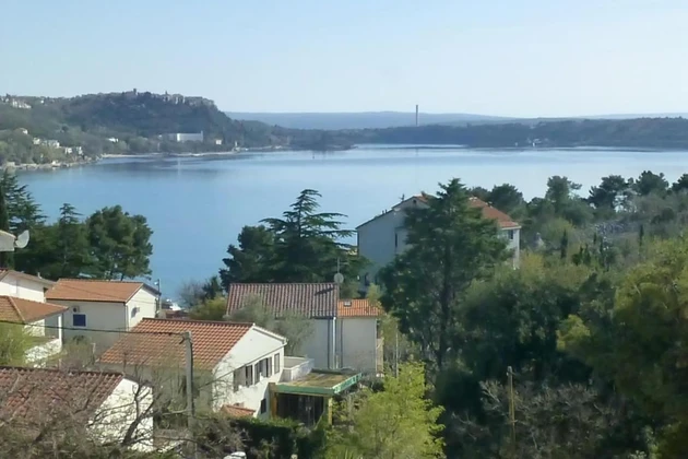 Krk, Omišalj, ötlakásos ház, 200 méterre a tengertől