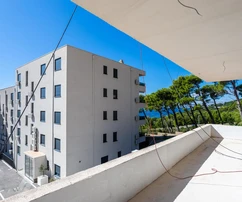 Makarska, stan s pogledom na more, prenamijenjen u dva jednosobna apartmana, novogradnja