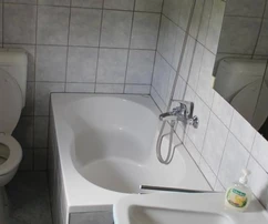 Tágas apartmanház eladó Brač szigetén, Splitska településen Horvátországban