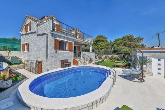 Drvenik Mali, villa con piscina y dos edificios auxiliares, en primera línea de mar