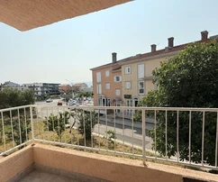 ZARIADENÝ BYT NA TICHOM MIESTE, 600 M OD MORA!