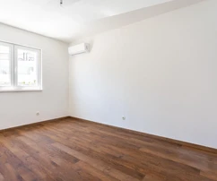 Dreizimmerwohnung in Okrug in erster Meereslinie zu verkaufen in Kroatien