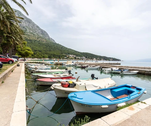 Apartmánový dům na prodej v první linii u moře v Gradaci v Chorvatsku