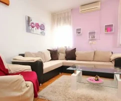 Trogir, Miševac, confort. Appartement de deux pièces de 97 m² avec grande terrasse.