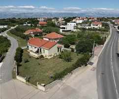 Casa indipendente in zona tranquilla di Vrsi - ampio cortile - pronta per essere abitata!