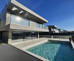 EXCLUSIVA VILLA DE DISEÑO CON PISCINA, EN UBICACIÓN TRANQUILA!