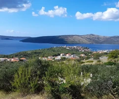 Seget G., Baugrundstück 749m2 mit Meerblick, 1km vom Meer entfernt