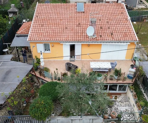 Umag, Murine, dom wolnostojący z dwoma oddzielnymi mieszkaniami w spokojnej okolicy