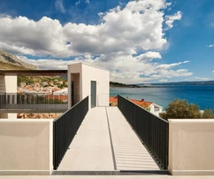 Moderní vila s bazénem na prodej v Dugém Ratu v Chorvatsku