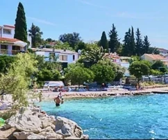 <p>Seget Vranjica, terrain constructible de 910 m2, à 120 m de la mer</p>