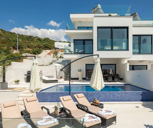 Semi-detached villa with a beautiful view of the sea