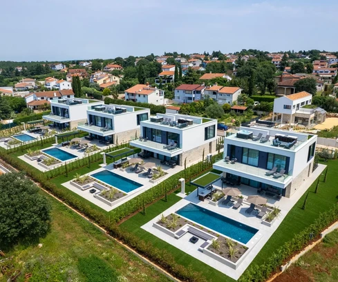 Moderní vily s architekturou současného stylu na prodej v Poreči v Chorvatsku