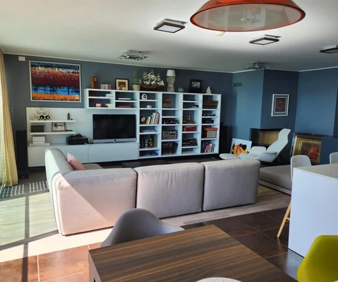 Opatija, exkluzív lakás kiváló helyen, két szobás, 87 m², első sor a tengerhez