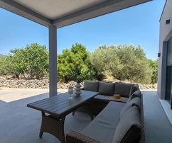 Moderna casa de una sola planta con piscina en venta en Rogoznica, Croacia