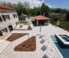 Villa impressionnante avec un grand jardin, entourée d'une belle nature, Kaštelir, ISTRIE