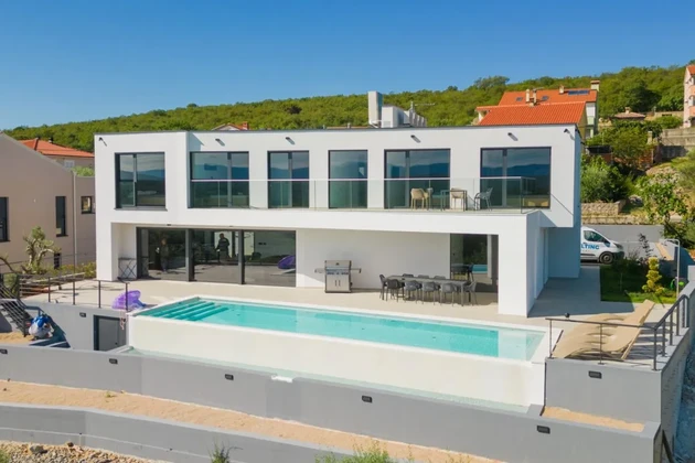NEW LUXURIOUS VILLA WITH SWIMMING POOL AND SPACIOUS GARDEN!