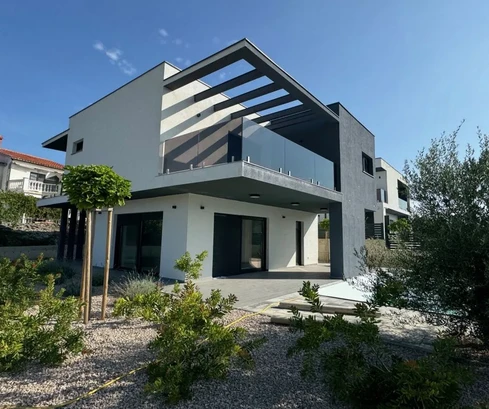 VILLA URBANA NUOVISSIMA CON PISCINA E VISTA MARE!