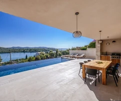 MODERNÍ LUXUSNÍ VILA S INFINITY BAZÉNEM A VÝHLEDEM NA MOŘE!