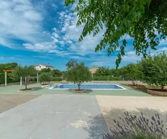 Edificio residencial y comercial con gran jardín y piscina