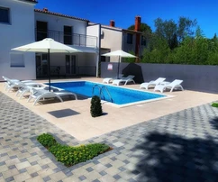 Bonita casa con cuatro apartamentos y piscina, Istria, Medulin