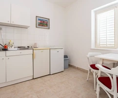 Priestranný apartmánový dom v prvej línii pri mori na predaj v Drveniku v Chorvátsku