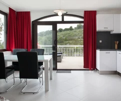 Kamenná vila na prodej s byty a bazénem na ostrově Šolta v Chorvatsku