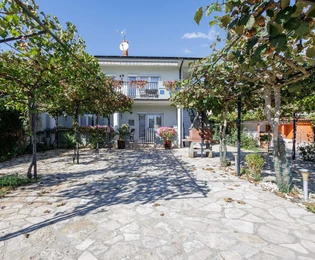 Kétlakásos ház eladó Kaštanjer városrészben, Pulán Horvátországban