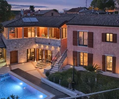 Istria, Rovinj, impresionante villa con amplio jardín y potencial de construcción