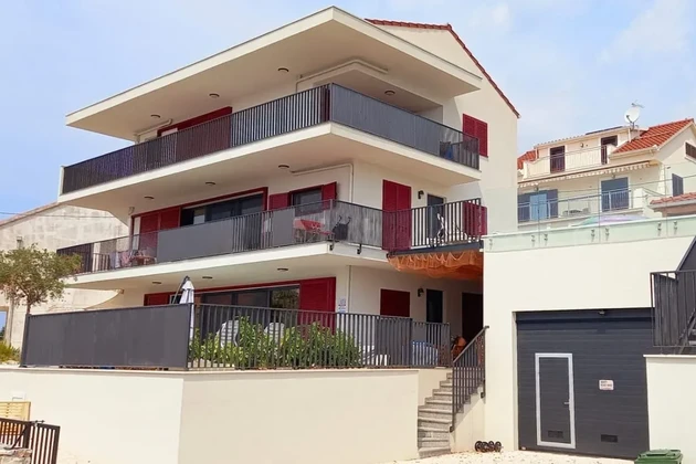 Seget Vranjica, appartamento con 2 camere da letto di 100 m2 a soli 60 m dal mare e dalla spiaggia, con vista