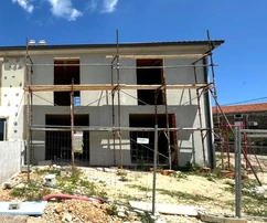 CASA ADOSADA EN FASE DE OBRA GRUESA, EN UNA ZONA TRANQUILA.