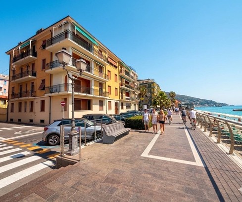 Prima fila mare: ampio quadrilocale con progetto di ristrutturazione esclusivo